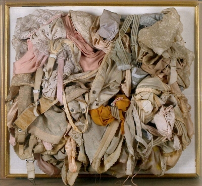 <b>Déculotage</b> (1960)<br/><i>Assemblage de sous-vêtements dans une boîte de plexiglas (53x59x13,5cm)</i>