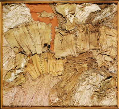 <b>Les Chiffons de la Châtre</b> (1960)<br/><i>Accumulation de corsets et dentelles collés sur toile</i>